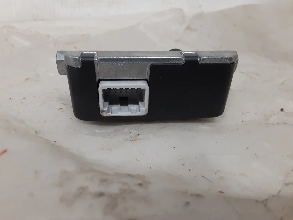 Pre-Owned 18-19 Camry Windshield Front View lane Departure Camera 8646C-06010 OEM (Good)